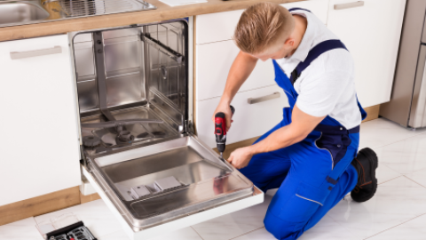 Installateur aan het werk