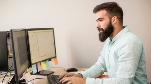 Man werkt aan computer