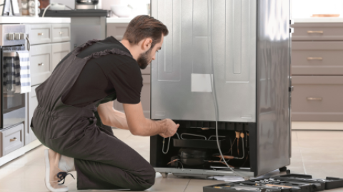 Installateur werkt aan koelkast