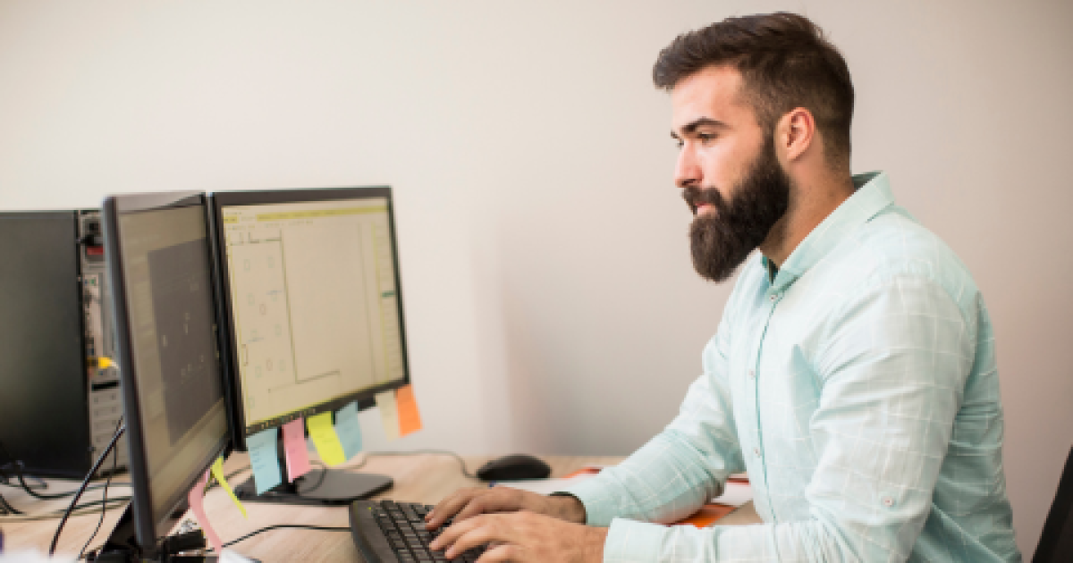 Man werkt aan computer