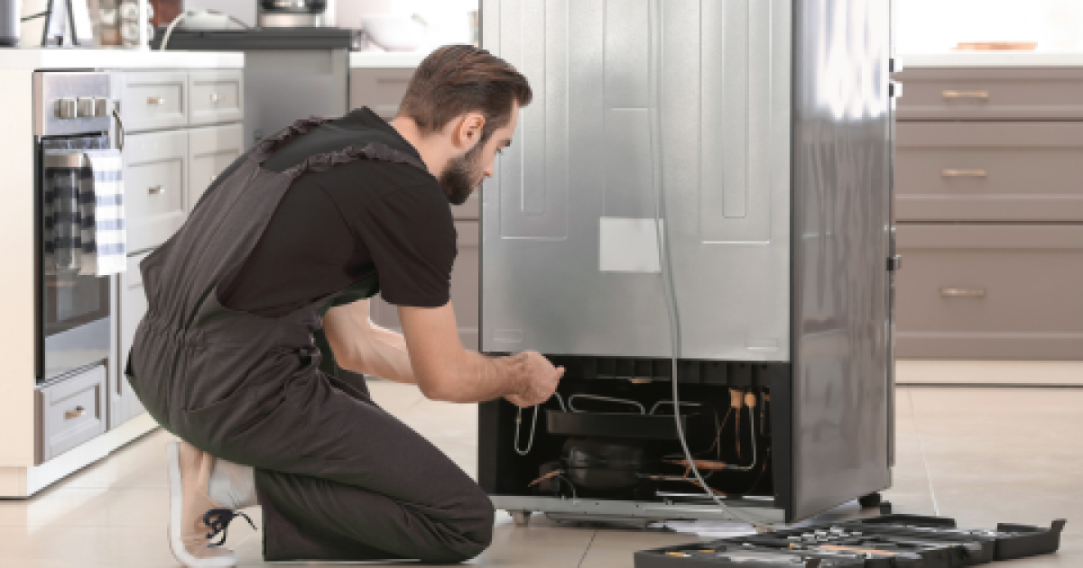 Installateur werkt aan koelkast